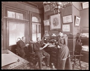 Herr und Frau Maillard und Herr Davitt in einem Büro der Maillard-Schokoladenfabrik, 1902